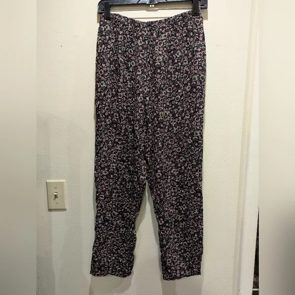 Petite Sophisticate Black and Pink Floral Pants Size 6p - Picture 2 of 6